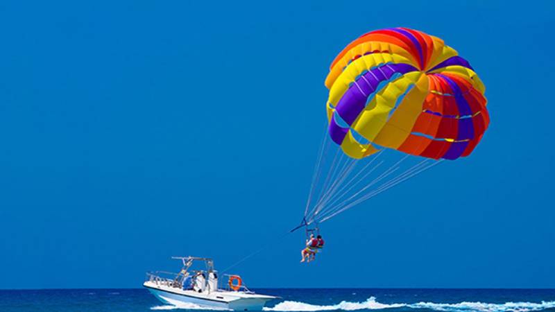 Parasailing 